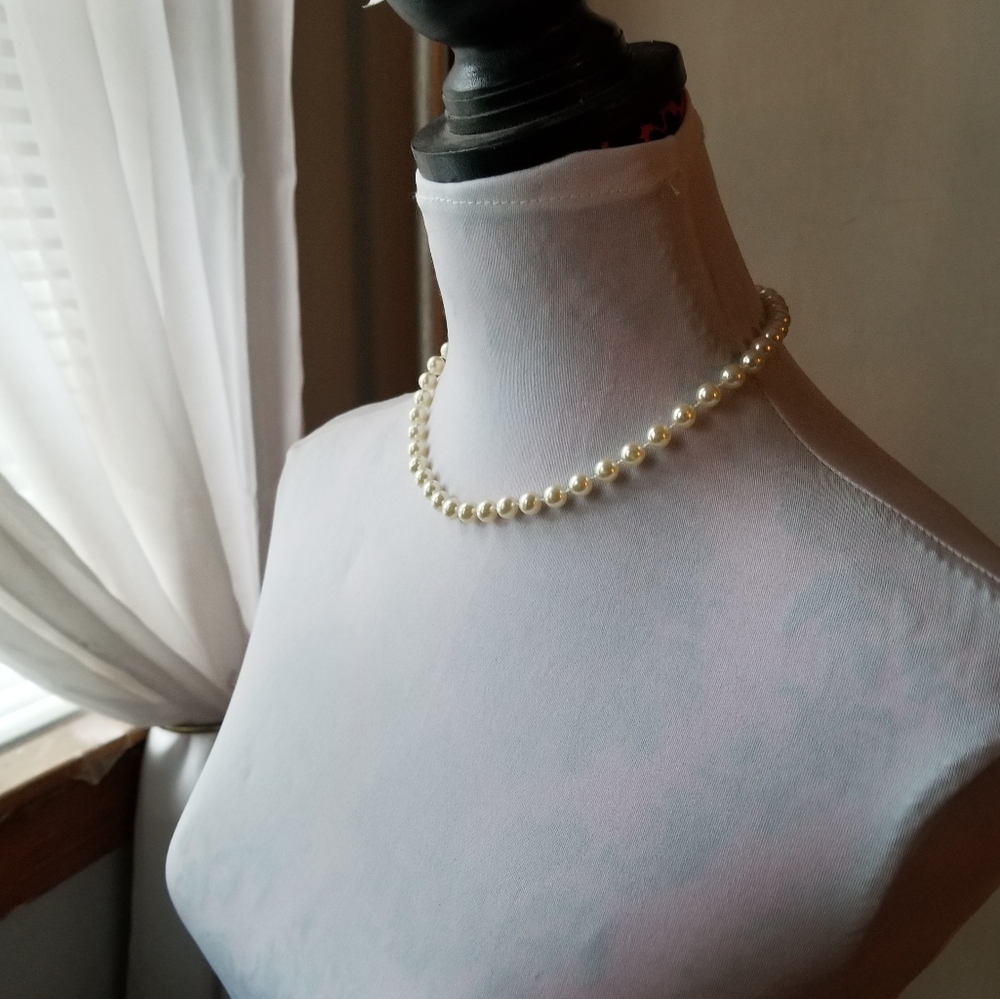 Relisted -Vintage faux pearl necklace white - Picture 10 of 10